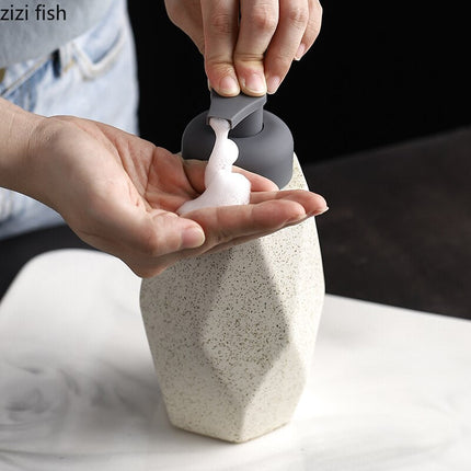 Geometrisk design tvålpump i keramik