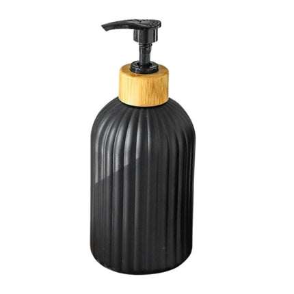 Svart räfflad tvålpump med bambu