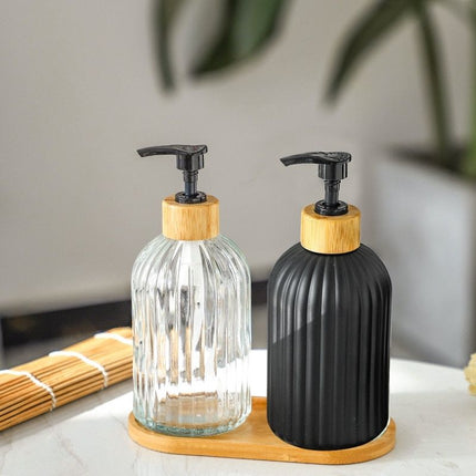 Svart räfflad tvålpump med bambu