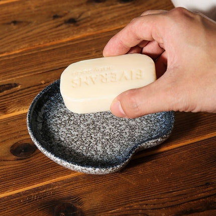 Keramisk tvålkopp med stänkmönster design